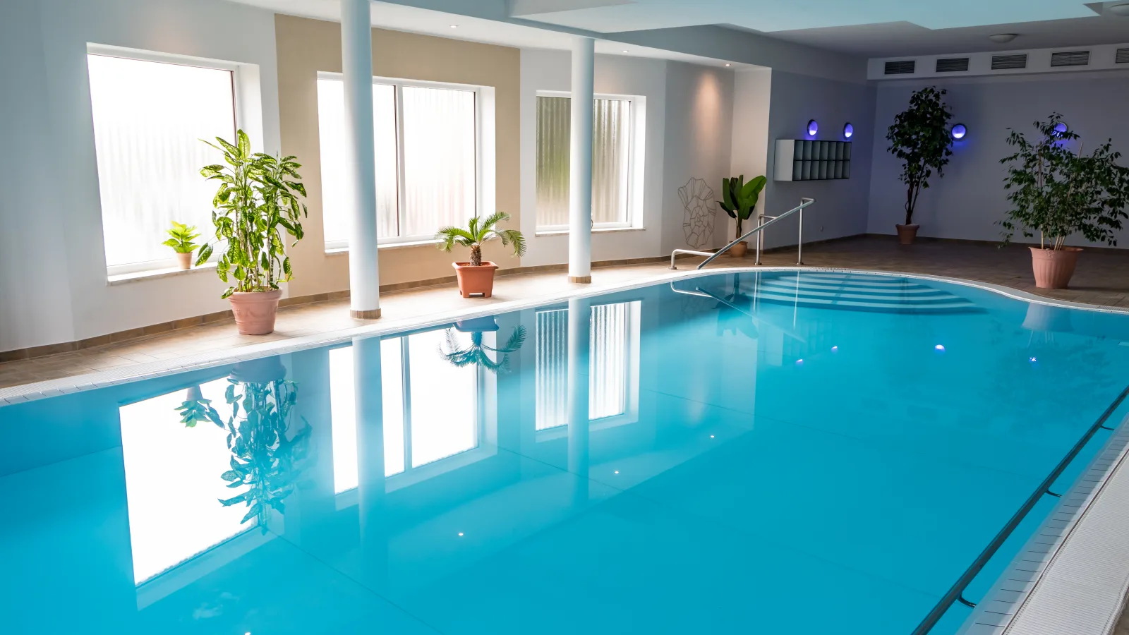Schwimmbad des Gesundheitszentrums mit großen Fensterfronten