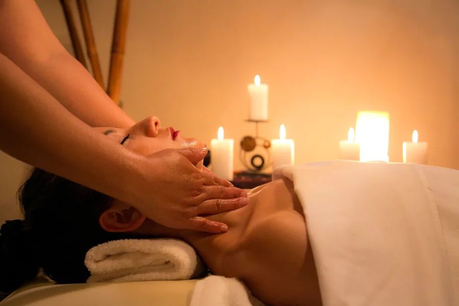 Entspannende Massage bei Kerzenlicht